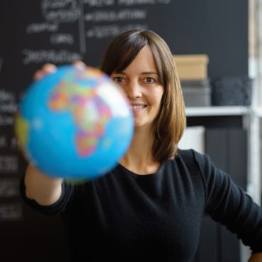 Frau mit Globus in der Hand