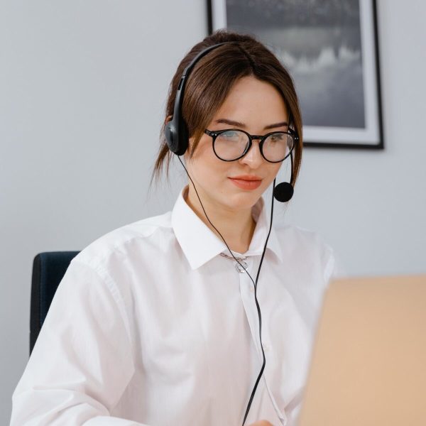 Frau sieht auf einen Monitor