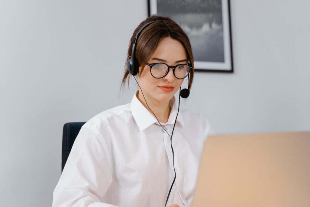 Frau sieht auf einen Monitor